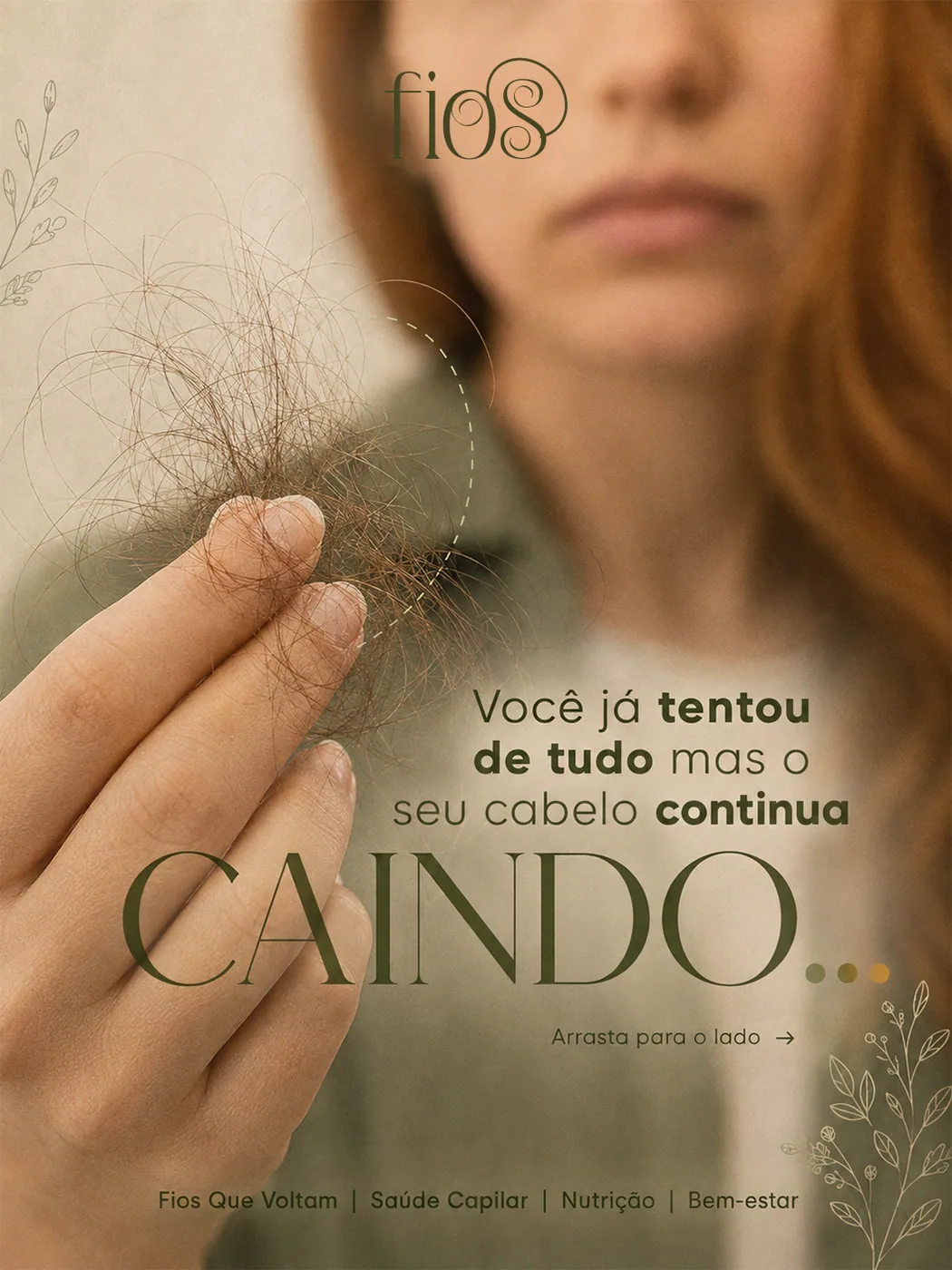 Mulher segurando fios que caíram, com uma pergunta sobre o cabelo continuar caindo apesar das tentativas.